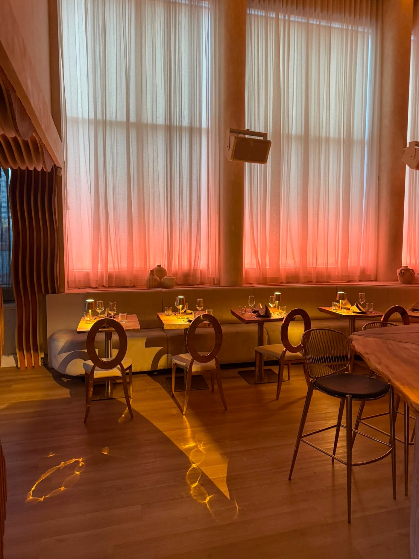 The room at 997 Rue Saint-Jacques set for a corporate day, photograph 1 of six