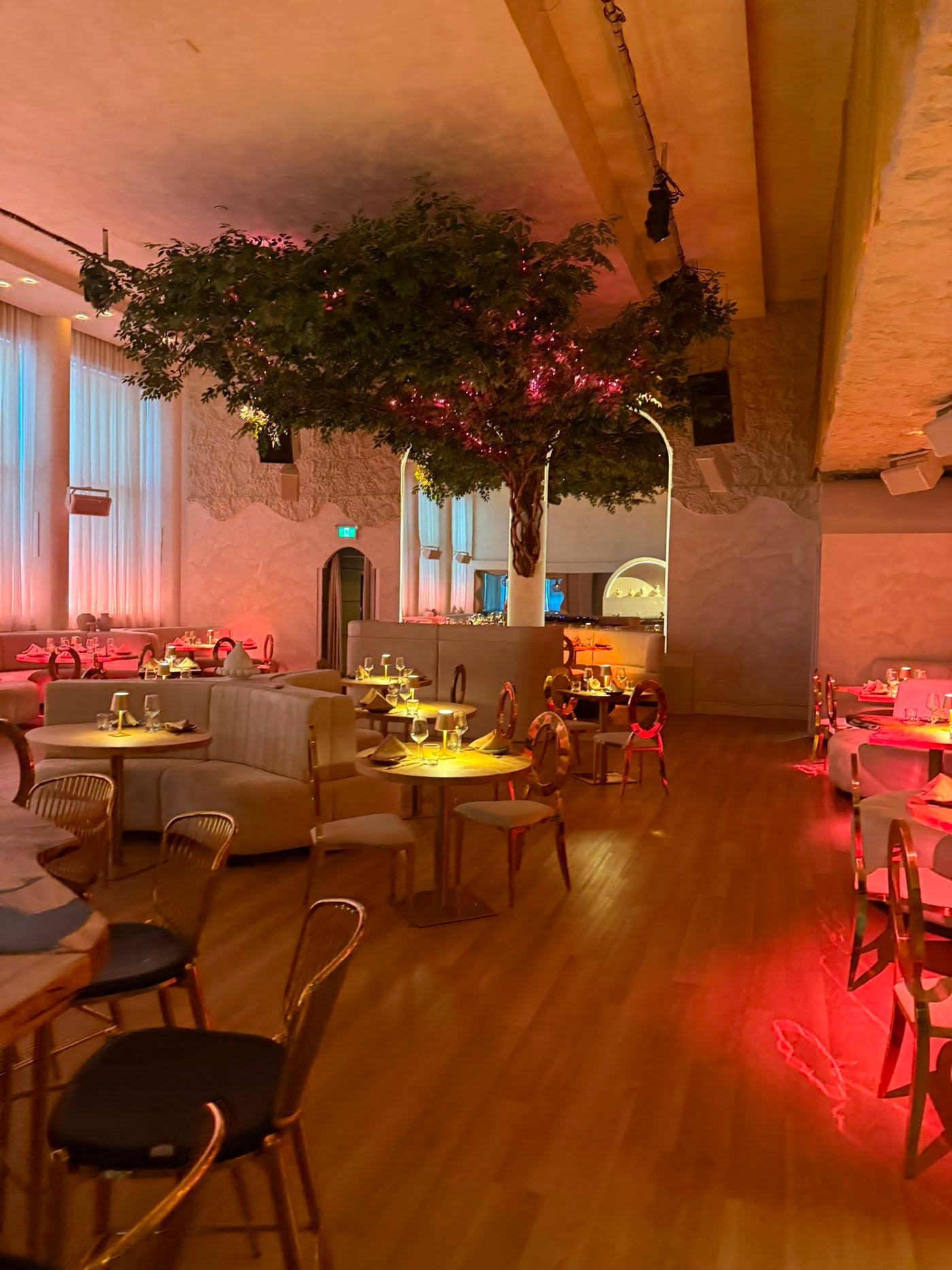 The room at 997 Rue Saint-Jacques set for a corporate day, photograph 4 of six