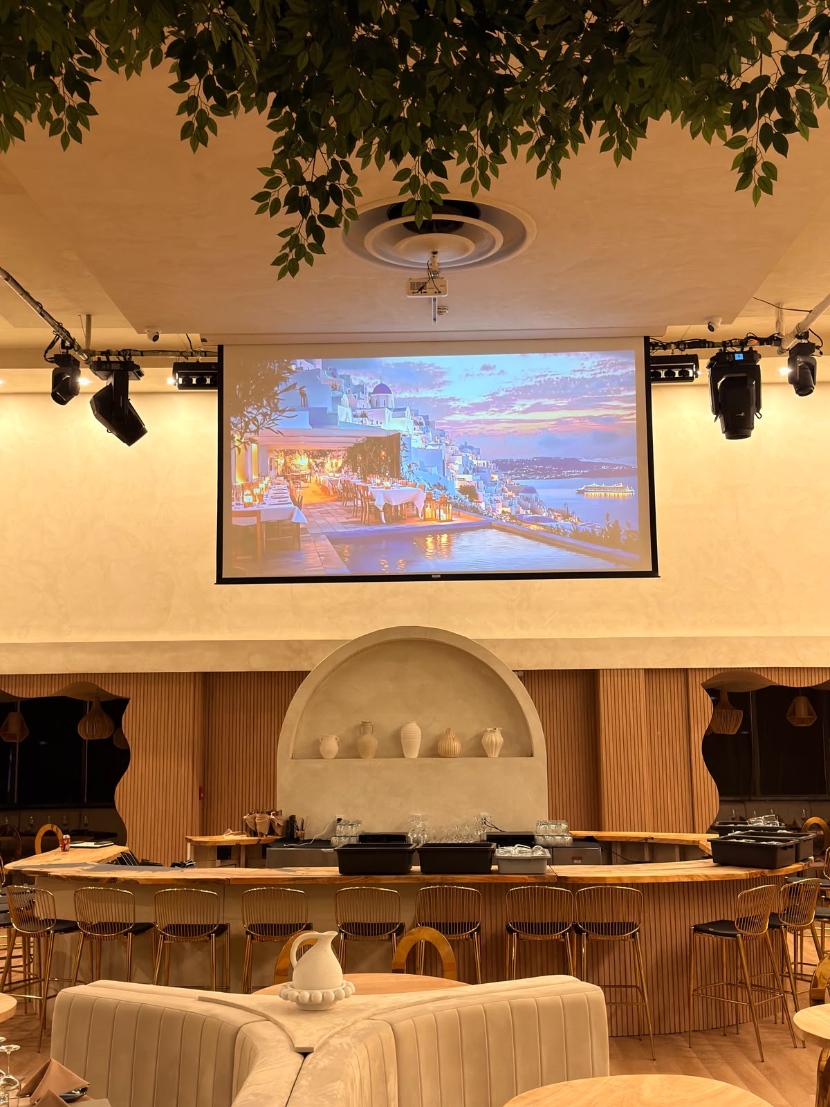 The room at 997 Rue Saint-Jacques set for a corporate day, photograph 5 of six